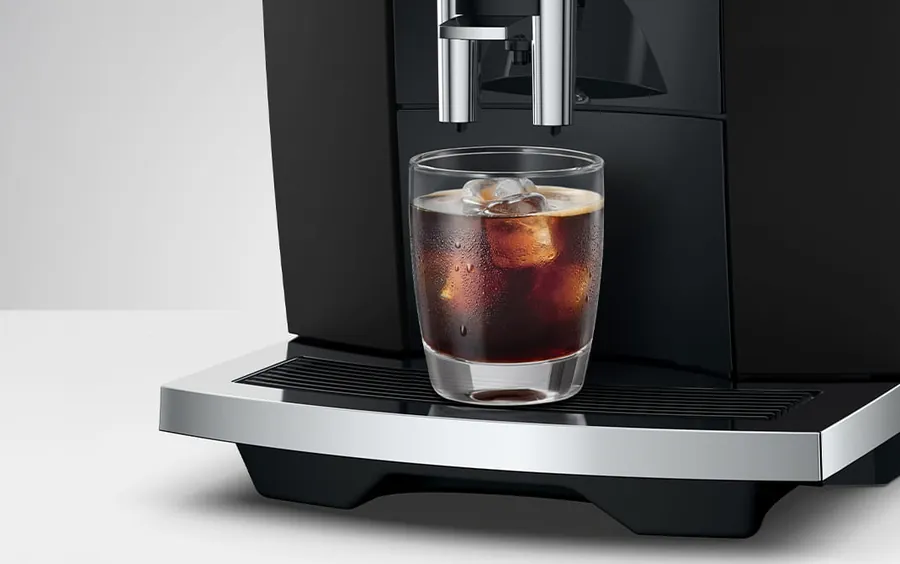 Intense Cold Brew from the JURA S10: a glass with ice cubes under the spout